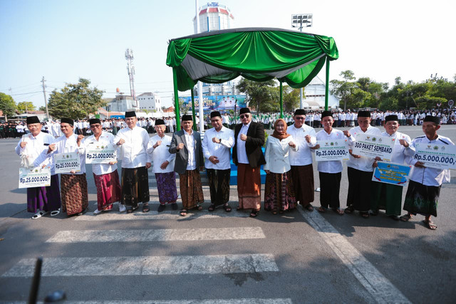 Gubernur Jateng Ahmad Luthfi sampaikan enam program bantuan dan regulasi perlindungan santri melalui Program Pesantren Obah saat peringatan Hari Santri Nasional 2026 tingkat provinsi di Kota Tegal, Kamis (22/10/2026). Foto: Pemprov Jawa Tengah