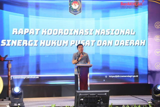 Sekjen Kemendagri Tomsi Tohir minta Pemda susun regulasi yang mempermudah pelayanan publik dan tidak memberatkan masyarakat saat buka Rakornas Sinergi Hukum Pusat dan Daerah di Jakarta, Kamis (22/10/2026). Foto: Kemendagri RI