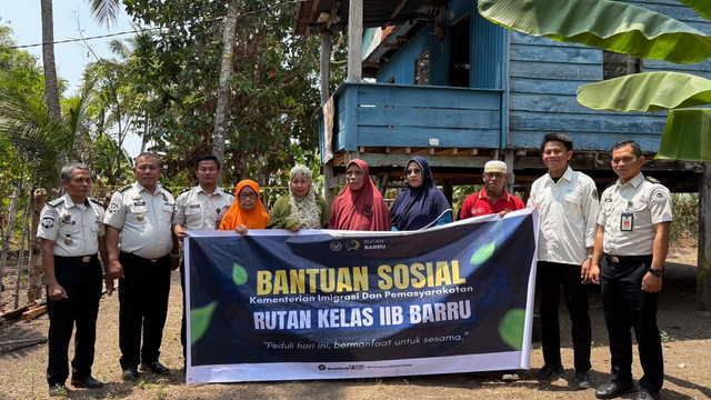 Warga penerima bantuan bersama jajaran petugas Rutan Barru dalam kegiatan penyaluran bantuan sosial (Doc. Humas Rutan Barru)