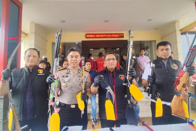 Polda Sumatera mengungkap kasus bentrokan 2 ormas berujung maut di Deli Serdang, Kamis (22/10/2026). Foto: Amar Marpaung/kumparan