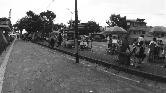Sumber Foto: Tangkapan layar dari kanal Youtube Yurimagi, dokumentasi Pedagang kaki lima di alun - alun pamulang, menjalankan aktivitas usaha dengan penghasilan yang bergantung pada jumlah pembeli setiap harinya. "Opini"