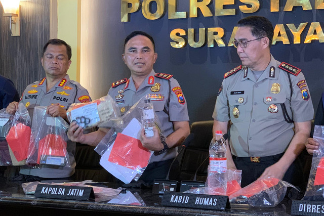 Polda Jatim bersama Polrestabes Surabaya konferensi pers terkait 11 orang ditangkap diduga hendak menyusupi aksi demo di depan Gedung Grahadi, Surabaya, Kamis (22/10/2026). Foto: Farusma Okta Verdian/kumparan