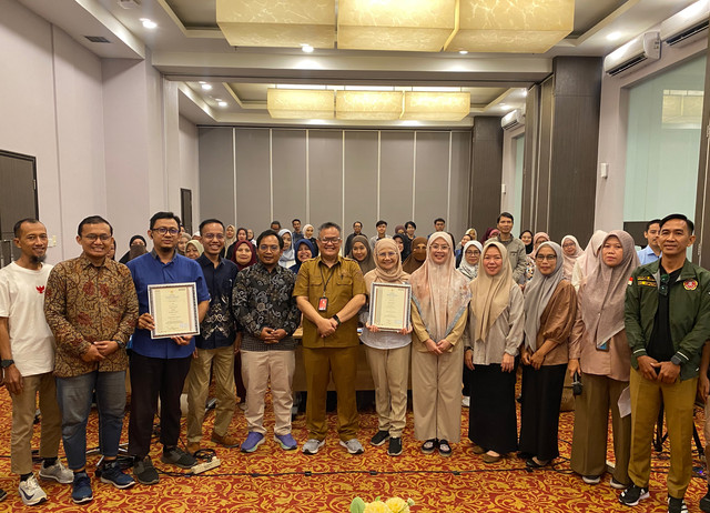 Foto para peserta Uji Kompetensi bersama kepala Dinas Pariwisata. Sumber: Pribadi