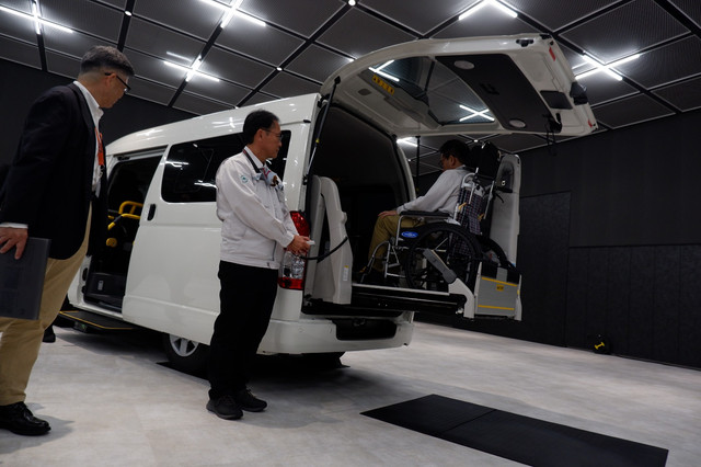 Fitur Welcab di Toyota HiAce memudahkan pengguna kursi roda. Foto: Aditya Pratama Niagara/kumparan