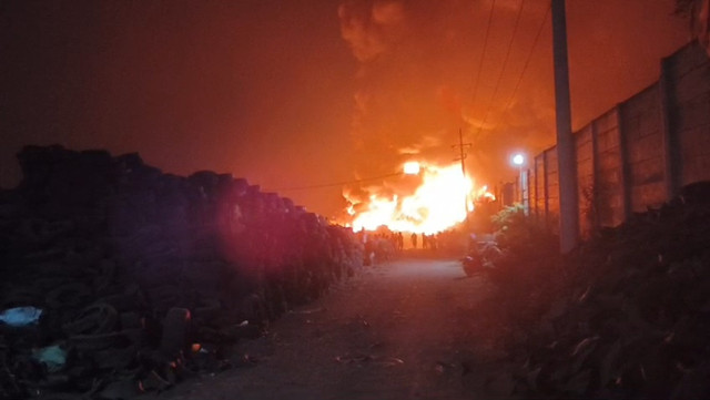 Tempat penyimpanan ban bekas di Mojokerto terbakar, Kamis (22/10/2026). Foto: Dok. Istimewa