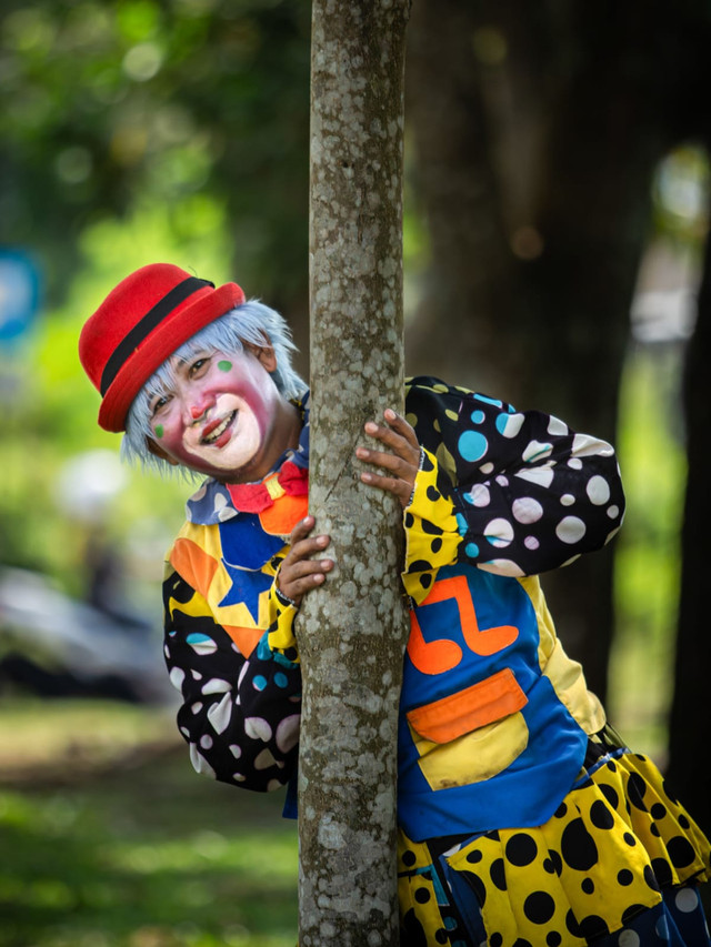 Ilustrasi badut / Foto oleh Rutinitas Normal dari Pexels: https://www.pexels.com/id-id/foto/badut-warna-warni-menikmati-hari-di-luar-ruangan-di-indonesia-37343008/