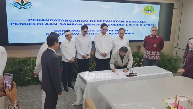 Penandatanganan kesepakatan pengelolaan sampah Bandung Raya. ( Sumber : Lembur Pakuan Channel - Youtube)