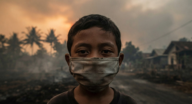 Ilustrasi potret dampak kabut asap karhutla yang merampas hak konstitusi rakyat atas lingkungan hidup yang sehat dan udara bersih. Sumber: Dok. Pribadi/AI