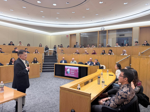 Wakil Presiden RI ke-10 dan ke-12, Jusuf Kalla, memberikan kuliah tentang kepemimpinan di tengah ketidakpastian di Harvard University, Cambridge, Massachusetts, Kamis (22/10) waktu setempat. Foto: Dok. Istimewa