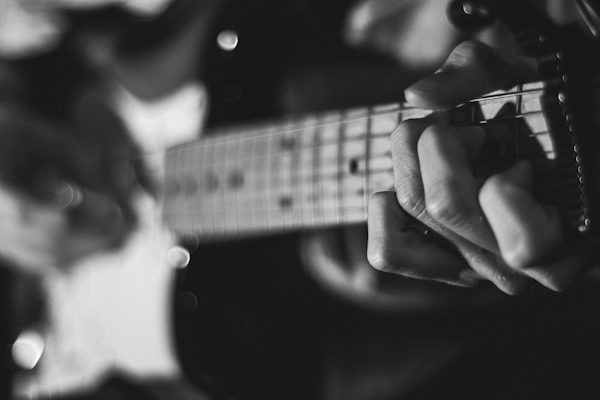 Ilustrasi kunci gitar Buih Jadi Permadani. Foto: Unsplash.com/Austin Prock