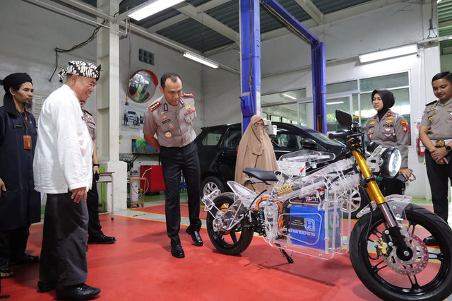 Kapolres Metro Bekasi Kota, Kombes Pol Putu Kholis Aryana, bersama Ketua Bhayangkari Cabang Metro Bekasi Kota meninjau pemanfaatan bantuan mesin jahit bagi siswa jurusan Tata Busana di SMKN 1 Kota Bekasi, Kamis (22/10). Foto: Dok. Istimewa