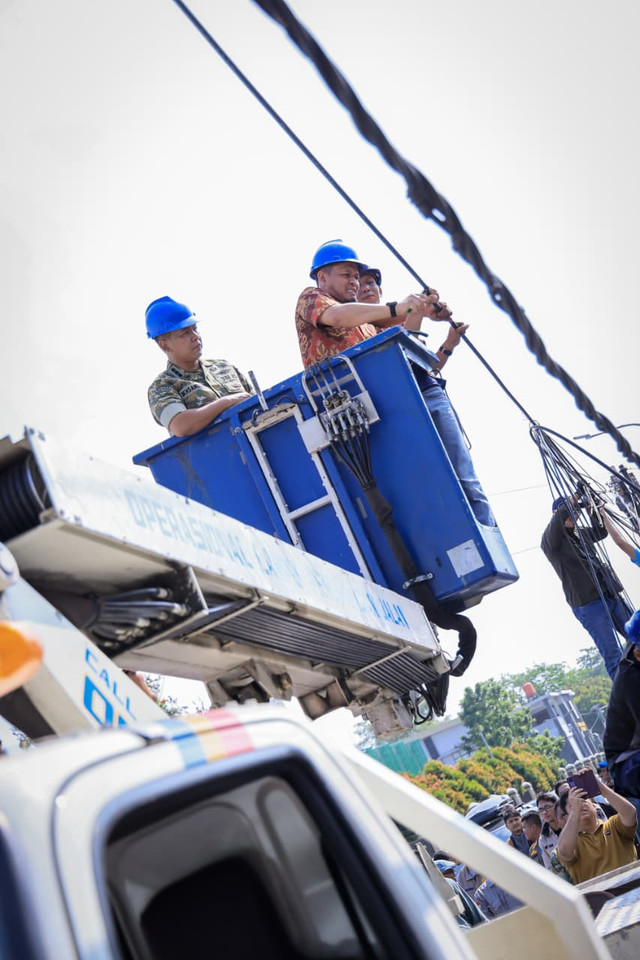 Walkot Pekanbaru Agung Nugroho terjun langsung menata kabel semrawut di Jalan Ronggo Warsito, Kota Pekanbaru, Jumat (23/10). Foto: Dok Diskominfo Pekanbaru