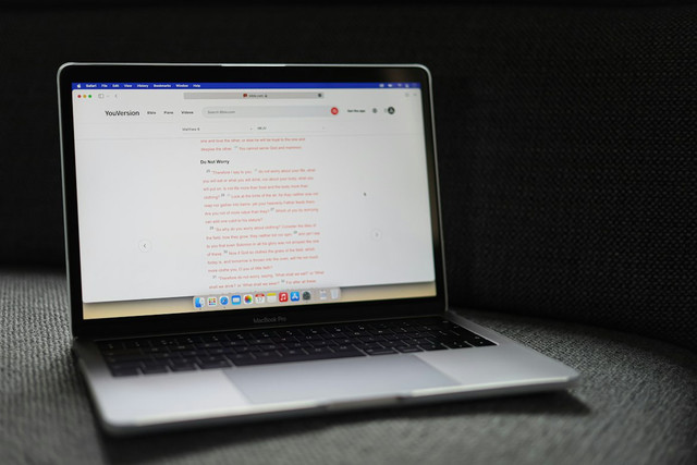 Ilustrasi contoh biografi diri sendiri, foto: Unsplash/Worshae