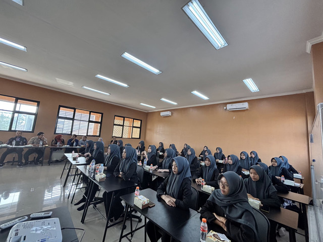 Siswi kelas 11 SMKN 11 KABUPATEN TANGERANG