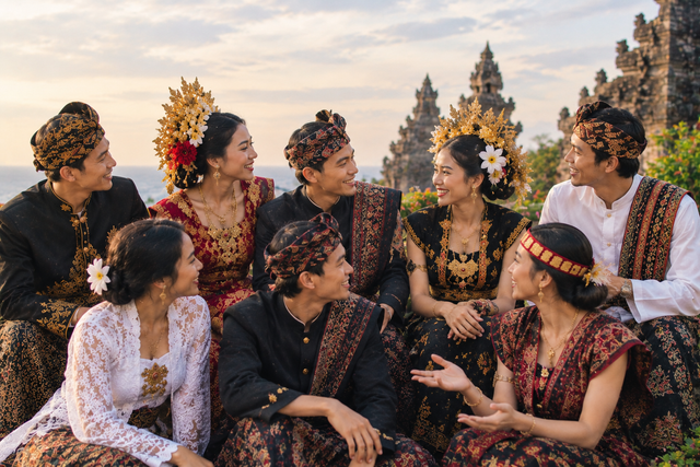 Ilustrasi keberagaman budaya Indonesia. Sumber: ChatGPT (AI-generated)