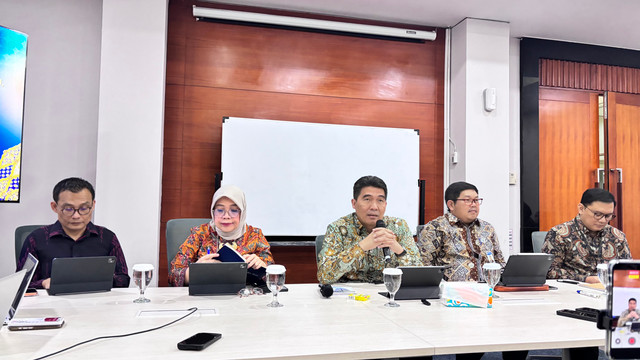 Konferensi pers di Kantor Pusat BI, Jumat (23/10). Foto: Ave Airiza Gunanto/kumparan