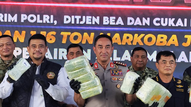 Kapolri Jenderal Suyudi Ario Seto saat melakukan konferensi pers pengungkapan kasus 1,16 Ton narkoba jenis ketamin di Pelabuhan Belawan, Jumat (23/10/2026). Foto: Amar Marpaung/kumparan