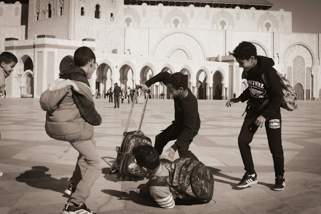 Anak- anak yang sedang melakukan aksi bullying. Sumber : Unsplash