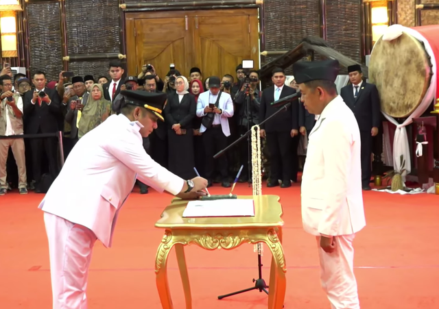 Gubernur Jabar KDM (kanan) melantik Bupati Bekasi Asep Surya Atmaja, Jumat (23/10/2026) di gedung DPRD Kab Bekasi. Foto: YouTube/Wibawamukti TV