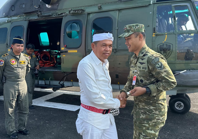 Gubernur Jawa Barat, Dedi Mulyadi saat mendarat di Lanud Sukani Majalengka. (23/10/2026). Foto: Dok. Istimewa