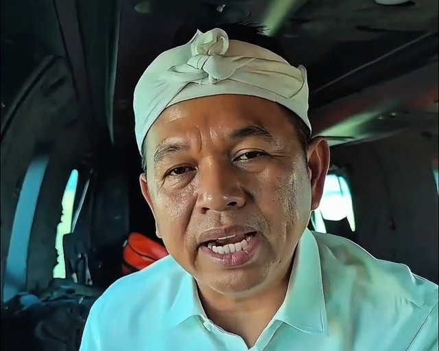 Gubernur Jawa Barat, Dedi Mulyadi saat mendarat di Lanud Sukani Majalengka. (23/10/2026). Foto: Dok. Istimewa