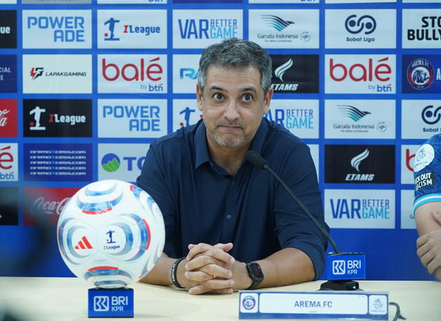 Pelatih Arema dipecat Foto: Dok. kumparan