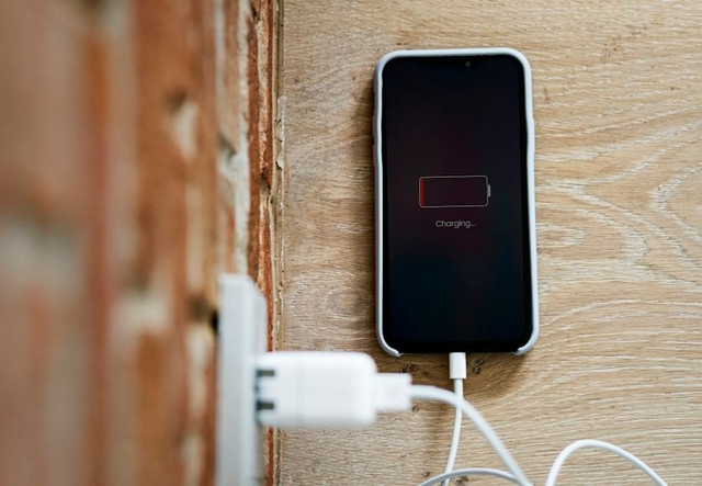 Ilustrasi charging iPhone. Foto: Unsplash