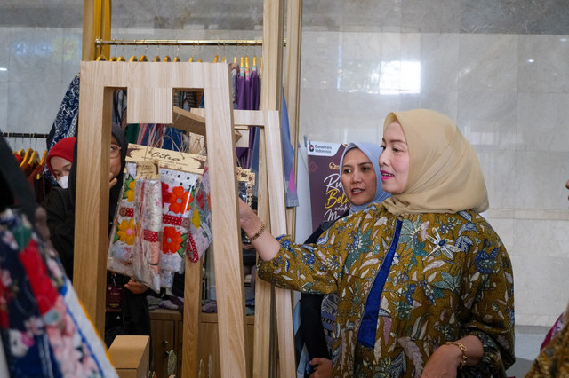 Retno (kanan) sebagai pemilik usaha Citra Blacu saat mengikuti Pameran Kriyanusa 2026 di JICC Senayan, Jakarta, Sabtu (26/9). Foto: Dok. Istimewa