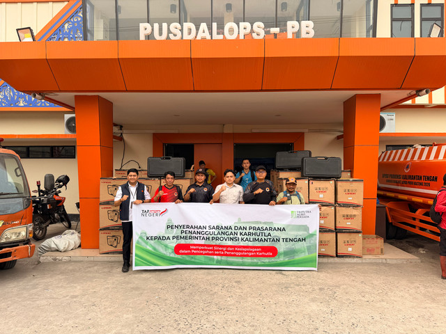 PT Triputra Agro Persada Tbk (TAP) menyalurkan bantuan berupa 50 unit pompa air, masker pemadam kebakaran, dan tabung oksigen kepada Pemerintah Provinsi Kalteng. Foto: dok. TAP