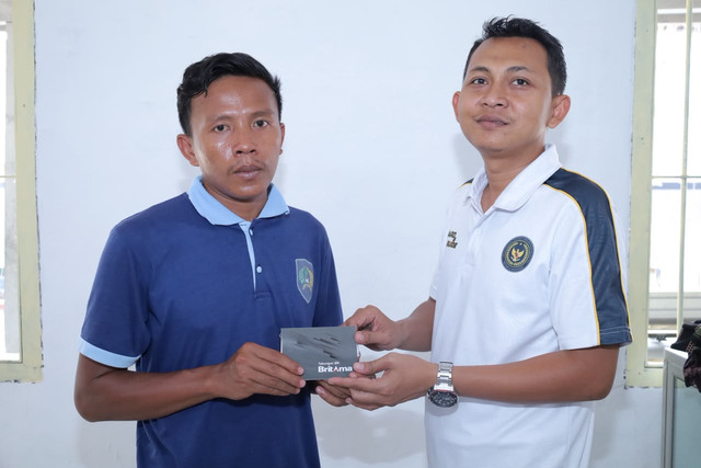 Wujud Pemenuhan Hak, Lapas Mojokerto Bagikan Buku Tabungan sebagai Wadah Premi (Foto:HumasLapasMokeR)