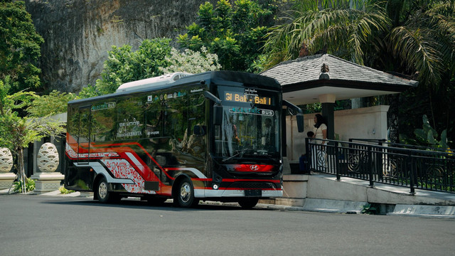 Seremoni penyerahan bus listrik dari Hyundai Motor Company untuk transportasi publik rendah emisi di Bali. Foto: Hyundai