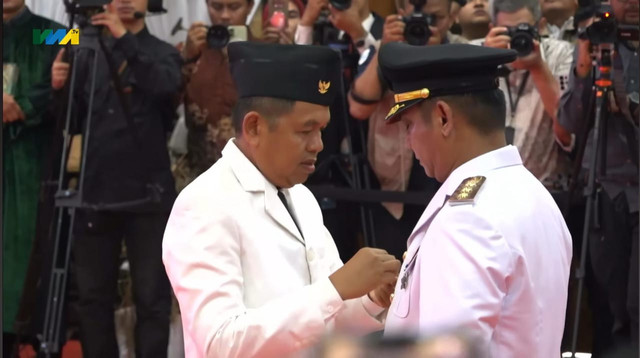 Gubernur Jawa Barat, Dedi Mulyadi pada Pelantikan Bupati Bekasi Asep Surya Atmaja sisa masa jabatan 2025-2030 di Gedung Pakuan, Jumat (23/10/2026). Foto: Dok. YouTube Wibawamukti TV