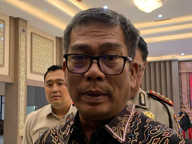 Dirreskrimum Polda Jatim, Kombes Pol Roy Hutton Marulamrata Sihombing bicara terkait 11 massa yang diamankan diduga hendak susupi aksi demontrasi di Mapolda Jatim, Jumat (23/10/2026). Foto: Farusma Okta Verdian/kumparan