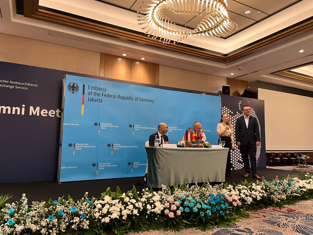 Wakil Duta Besar Jerman Oliver Sperling (kanan) dan Presiden DAAD Prof. Dr. Joybrato Mukherjee (kiri) memberikan keterangan pers terkait kerja sama pendidikan tinggi dan riset IDN-DEU serta beasiswa DAAD di Jakarta, Jumat (23/10/2026). Foto: Firda Brillianti/kumparan