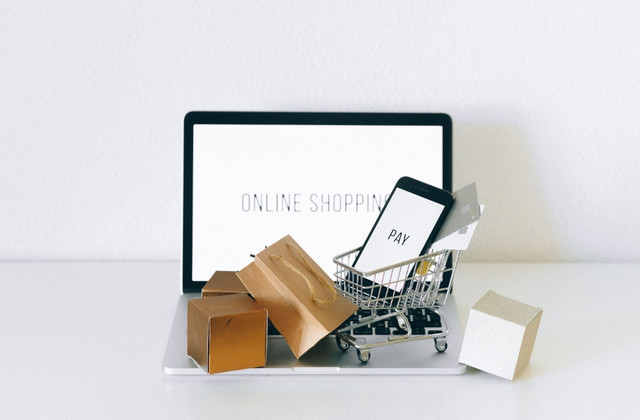 Ilustrasi Perilaku Konsumtif dengan membeli barang tanpa mempertimbangkan kebutuhan (sumber: https://www.pexels.com/photo/a-miniature-shopping-cart-on-macbook-laptop-6214476/)