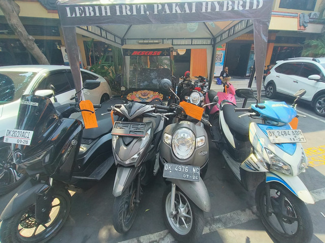 Motor-motor yang dicuri dalam kasus curanmor yang diungkap oleh Ditreskrimum Polda Bali, Jumat (23/10/2026). Foto: Sandra Gisela/kumparan