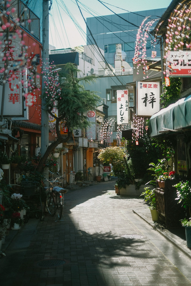 https://unsplash.com/id/foto/jalan-kota-dengan-sepeda-diparkir-di-sampingnya-YI3Pj8m9tro?utm_source=unsplash&utm_medium=referral&utm_content=creditShareLink