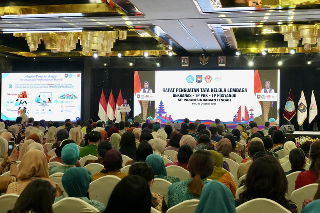 Ketum TP PKK dan TP Posyandu Tri Tito Karnavian menyampaikan arahan saat Rapat Penguatan Tata Kelola Lembaga Dekranas, TP PKK, dan TP Posyandu se-Indonesia Bagian Tengah di Denpasar, Bali, Kamis (22/10/2026). Foto: Dok. Kemendagri