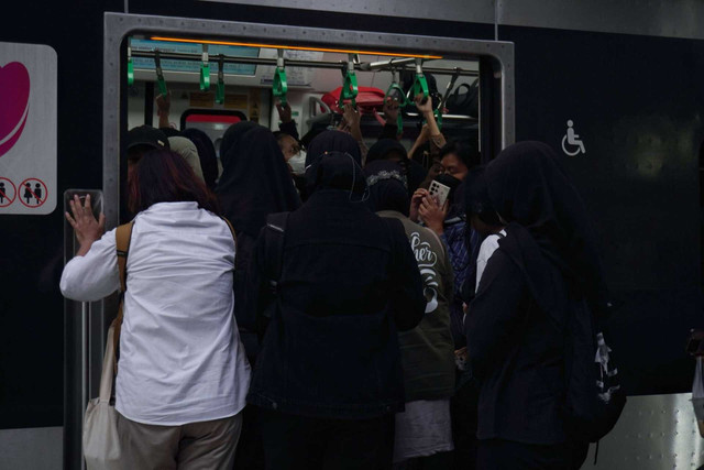 Kereta di jam ramai // foto : Husnul Fahima