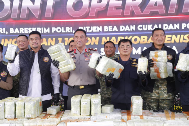 Kapolri Jenderal Suyudi Ario Seto ungkap keberhasilan operasi gabungan dalam menggagalkan penyelundupan 1,16 ton ketamin melalui pencegatan kapal tanker MT Global 168 di perairan Sumatera Utara, Medan, Jumat (23/10/2026). Foto: Dok. Polri