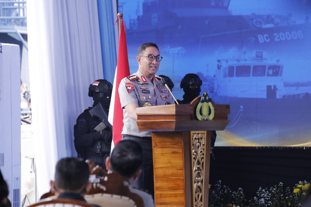Kapolri Jenderal Suyudi Ario Seto ungkap keberhasilan operasi gabungan dalam menggagalkan penyelundupan 1,16 ton ketamin melalui pencegatan kapal tanker MT Global 168 di perairan Sumatera Utara, Medan, Jumat (23/10/2026). Foto: Dok. Polri