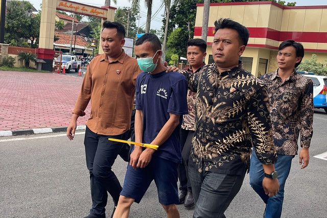 Seorang ayah berinisial DR (37) ditangkap polisi usai menganiaya anaknya hingga tewas di Desa Cikuya, Kecamatan Cicalengka, Kabupaten Bandung. Foto: Dok. kumparan