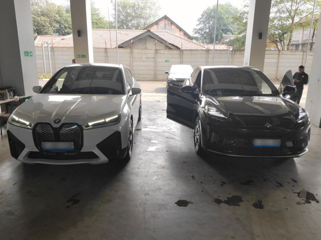 KPK menyita mobil BMW iX Putih (kiri) dan GAC Aion Hyptec HT (kanan) dari tersangka kasus korupsi di lingkungan BNPB, Bima Setiawan, selaku tenaga ahli sekaligus adik kandung mantan Kepala BNPB. Foto: Dok. Humas KPK