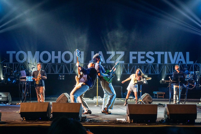 Penyanyi Idgitaf saat tampil menghibur penggemarnya di Tomohon Jazz Festival di Taman Kelong, Kota Tomohon, Sulawesi Utara, Jumat (23/10/2026). Foto: Iqbal Firdaus/kumparan