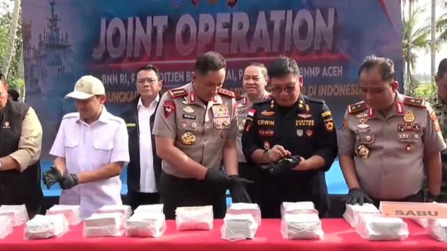 Kapolri Jenderal Polisi Suyudi Ario Seto (tengah) bersama jajaran menunjukkan barang bukti sabu saat konferensi pers pengungkapan laboratorium gelap di Kabupaten Pidie, Aceh, Jumat (23/10/2026). Foto: Dok. Tangkapan layar YouTube Bidhumas Polda Aceh