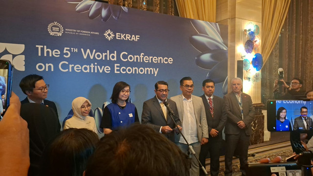 Konferensi pers Menteri Ekonomi Kreatif, Teuku Riefky Harsya usai penutupan acara The 5th World Conference on Creative Economy, di Grand Ballroom Kempinski, Jumat (23/10/2026). Foto: Pradya Tirta/kumparan