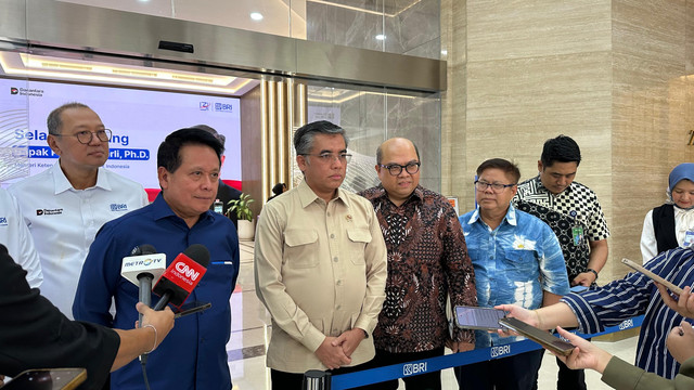 Menteri Ketenagakerjaan Yassierli dan Direktur Utama BRI, Hery Gunardi saat dijumpai di Kantor Pusat BRI pada Jumat (23/10). Foto: Wina R./kumparan