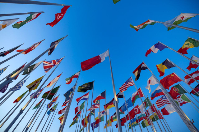 Ilustrasi bendera berbagai negara mewakili diplomasi dan hubungan internasional. Foto: Pexels/Th2city