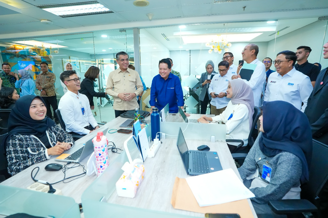 Menteri Ketenagakerjaan Yassierli (kiri) saat meninjau langsung Program Magang Nasional didampingi Direktur Utama BRI, Hery Gunardi (tengah) di Kantor Pusat BRI, Jakarta, Jumat (23/10/2026). Foto: Dok. BRI
