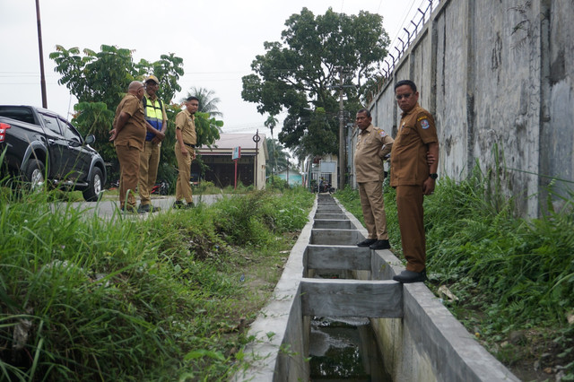 Kasi Kesejahteraan Desa Lau Bekeri, Rawen Sembiring saat diwawancarai di Jalan Simpang Lonceng-Ujung Lingga, Kecamatan Kutalimbaru, Kabupaten Deli Serdang, Sumatera Utara pada Senin (19/10/2026). Foto: Dok. Satgas PRR